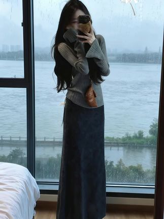 🤍灰色!!穿出清冷美女感! 这套真的爱了!太温柔啦~🍂 秋日韩系温柔慵懒风~ #今日穿搭look #通勤穿搭如何摆脱土气感 #说好的随便穿穿去看秀 #辣妹穿搭 #针织衫