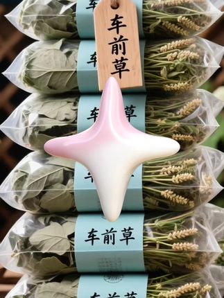 清晨去郊外草地,挑叶片饱满、带细长穗状花序的车前草,轻轻掐下整株,抖净根部泥土。回家后摊在竹筛上晾干水汽,再移到铁锅中小火慢炒,守着灶火不停翻动,足足1小时 取一小撮炒好的车前草放进玻璃杯,冲上热水,看叶片在水中舒展。静待片刻,茶汤渐成浅黄,捧杯轻啜,满口都是草木与烟火交融的清润。#喝出好气色#健康生活#车前草 #车前草茶 #车前草煮鸡蛋 @DOU+上热门@DOU+小助手 . 购物|新货车前草