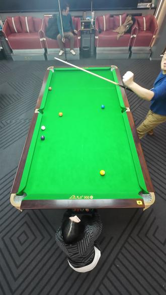 胡彪大战(七)3:5 菜鸟杯水友台球赛 抢11对局,失败惩罚50套(750颗)五分点。
本系列为大家收录水友间的精彩比赛,够初级,够焦灼。
对战双方:胡子。大头杆选手。练习时长半年。控球优先,走位优先。
彪子。小头杆选手。练习时长半年。准度优先,随缘走位。
#无锡台球 #今日台球打卡 #台球是一种生活 #台球路人局