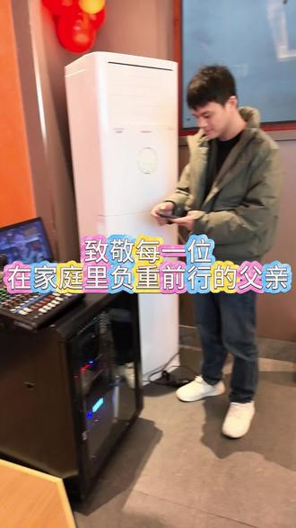 我亲爱的老公,小海鸥敬爱的爸爸:
自从有了宝宝,我辞职安心在家陪伴孩子成长,家里的奶粉、住房、日常开销,大大小小的压力全都落在了你肩上。你从来没有抱怨过,也从不喊累,可我心里清楚,你也才三十岁而已。
每每想到你为这个家默默扛下所有,我都特别心疼。
好在,日子正在一点点变好,孩子也在慢慢长大,那些难熬的时光终究会过去。未来我们继续互相理解、互相支撑,我们的小家一定会越来越温暖、越来越幸福。
老公,你辛苦了。
谢谢你,撑起了我们的整个世界。❤️