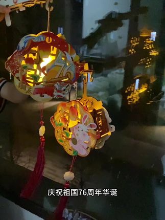 立体木质拼搭出来的中秋灯笼,真是太好看了!质感超赞!小朋友喜欢的不得了#手工diy#中秋节手工灯笼#玉兔灯笼#中秋节#手工礼物