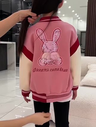 美妈们,你们要找的春秋棒球服来啦,粉粉嫩嫩的好可爱呀,好喜欢它后背亮片小兔加翅膀设计,真的好洋气呀,舒适百搭价格也不贵,喜欢的宝妈闭眼入#穿搭 #谁穿谁好看 #高品质童装 #童装 #秋季新款