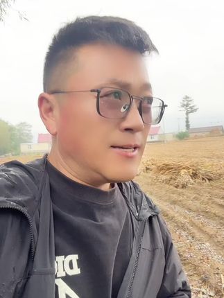 回到城里的你,一定要记住,你的每一次微笑都有父母的祈祷,虽然远隔千里,但是爱会传递,再也不要告诉父母别种了,因为那是他们的对生活的希望!请远在他乡的你不要忘记来时路,因为这一垄垄的苞米养大了不止你一个人!#三农 #农民不易 #秋收