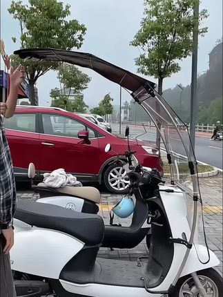 骑车突然下雨怎么办?还好我有#电动车雨棚 这款雨棚竟然不怕被拆#折叠雨棚#伸缩雨棚#遮雨棚