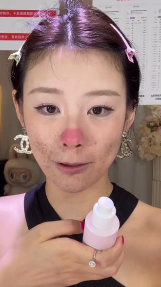 2.0版本粉质更细腻,上脸像融进皮肤里,伪素颜氛围感拉满,轻薄还不厚重。#优乐研 #粉底液#美妆好物 #美妆分享