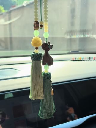 我就看看有多少人和我一样的流苏挂件,跟我的小青越很搭呢,一路平安,一路有你,哈哈😆#创作者中心 #创作灵感 #星越l #汽车挂件 #挂件
