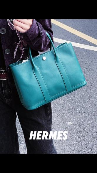 握住一整个静默的庭院 | HERMÈS 30帝王绿花园包 握住一整个静默的庭院 | HERMÈS 30帝王绿花园包
在都市街景的模糊背景中,一只手握住的不是手袋,而是一座移动的静谧花园。帝王绿牛皮是这座花园最深邃的底色,而银色金属扣件则是其中唯一的泉眼,在午后的光线下,泛起一片粼粼的波光。
设计叙事:
▫️ 30厘米的Garden Party廓形,以顶级细腻颗粒牛皮打造,兼具从容的容量与挺拔的姿态
▫️ 浓郁而富有光泽的帝王绿色,是品牌色谱中极为稀缺的珍品,随时间推移愈发温润深邃
▫️ 顶部双提手与标志性的垂直皮绊、圆形银色锁扣,构成利落而经典的功能美学
▫️ 内部开阔的空间与浅色内衬,于低调的外表下,容纳着不为外人所见的丰盛与秩序
“HERMÈS”的白色署名静立于柏油路面之上,如一个永恒的封印。它被握在手中,行走于模糊的日常背景里——这并非一件炫耀的藏品,而是一座随身携带的、可遁入的私人庭院。真正的奢侈,是能于喧嚣之中,为自己辟出一方名为“从容”的绿洲。
#爱马仕 #GardenParty花园包 #帝王绿 #牛皮手提包