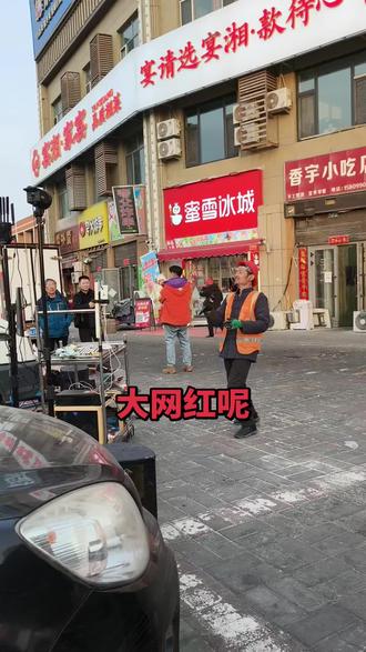 🎤田不肥街头开唱啦!现场氛围直接拉满~
✨这嗓音也太绝了吧!路人都听入迷啦😆
📍城南农贸市场偶遇大网红