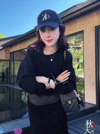 #上热门话题🔥🔥🔥 #慵懒风时尚套装早秋气质百搭设计感露肩上衣+直筒高腰半裙两件套#早秋穿搭 #气质穿搭#巨量千川