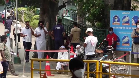 印度疫情会失控吗?藏在公共卫生困局里的真相 这是什么?是南亚次大陆的双重疫情警报,更是一个人口大国的公共卫生大考!
2026 年初印度尼帕病毒 + 新冠 JN.1 变异株双重来袭,尼帕致死率 40%-75% 还出现人传人,新冠确诊近 8 万,全网都在问:印度疫情要失控了?
答案很明确:短期全面失控概率低!尼帕传播力弱且已精准管控,新冠毒力衰减,超 10 亿剂疫苗也筑牢了免疫屏障,世卫都明确跨境风险可控。
但真正的危机,从来不是病毒本身!医疗资源城乡两极分化,基层防护漏洞百出;联邦地方各自为战,防控全靠临时应急;公共卫生支出不足 2%,基层预防直接被忽视;还有生态破坏、生活习俗埋下的人畜共患病隐患,这才是印度疫情的最大雷区。
看似平稳的背后,是层层叠叠的公共卫生困局,这不仅是印度的难题,更是所有发展中国家的防控缩影。
病毒不可怕,可怕的是体系的短板与治理的滞后,印度疫情的底线,终究藏在这些深层问题里!
#印度疫情 #尼帕病毒 #公共卫生治理 #全球疫情观察 #疫情防控