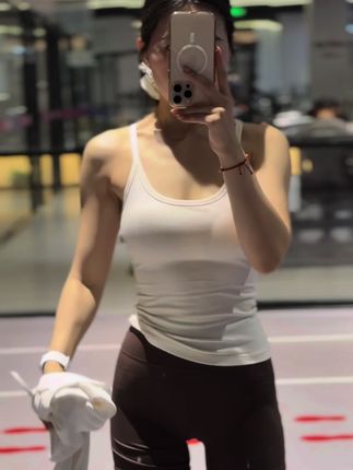 幸福的方法 不止与一段婚姻一个人做捆绑这一种 锦上添花的东西从来没有不可替代性 不要试图抓住任何人和关系 幸福产生于有幸福能力的本身