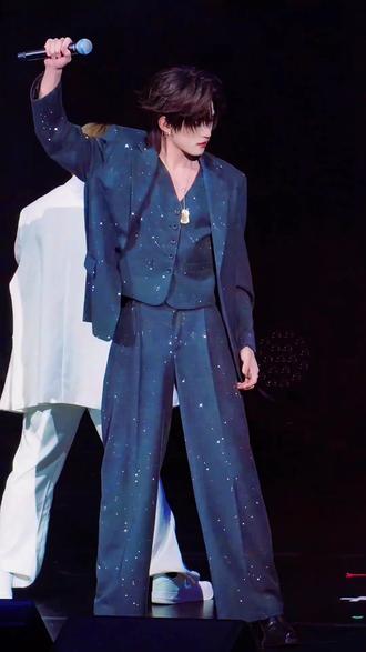 手搓了【触电】歌词之后,我怀疑这首歌是在讲一个故事,但我没有证据!不信你们来听!#云旗 #云旗触电歌词 #澳门百老汇 #神级现场live