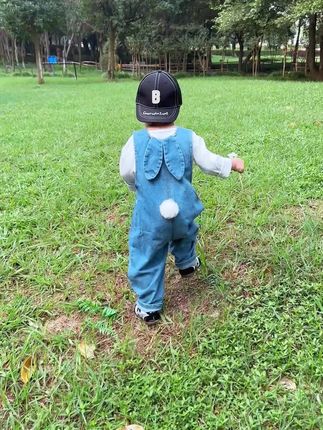 日子在重复过 孩子也在悄然无声的长大 我的镜头里藏着她努力长大的样子 我很知足 也很感恩 享受着她一天天长大的喜悦又很贪心 看着她渐渐消失的婴儿感 多想把时间攥紧在手里 在这段亲子关系里所有的付出 都是值得的 陪他长大大概是我这辈子最值 #萌娃穿搭 #骗你生女儿 #宝妈情感共鸣 #当妈后 #全职宝妈