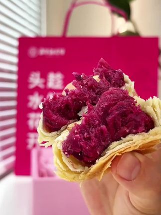 这个嘉华的鲜花饼是真好吃 吃了我一嘴的鲜花瓣#零食对我下手了