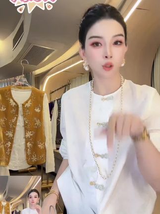 这条黑色长裙,是优雅与百搭的代名词。垂坠感十足的面料,贴合身形却不紧绷,行走间尽显飘逸灵动。无论是搭配简约白上衣打造日常通勤风,还是与华丽上衣组合出席特殊场合,都能轻松hold住。经典黑色永不过时,轻松融入各种穿搭场景,为你增添别样魅力~ #高级感穿搭 #优雅气质 #显瘦显气质半身裙