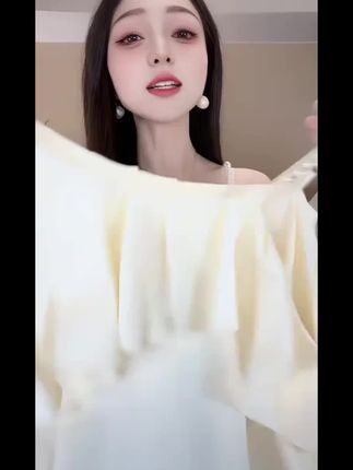 姐妹们快看这件法式露肩荷叶边上衣,真的太温柔了!它是那种非常甜美的感觉,穿上它整个人都变得有气质了,而且它的面料很好,穿起来很舒服,无论是单穿还是内搭都很合适。如果你想要一件可以参加重要场合的衣服的话,那你就一定不能错过它,赶紧点击链接购买吧!#高级感穿搭 #ootd分享 #今日穿搭 #温柔穿搭 #时尚穿搭女装