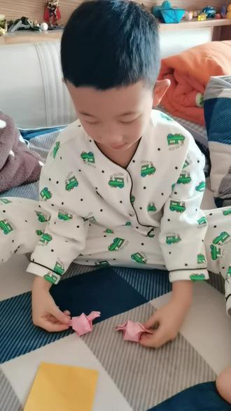 小老师上线,叠葫芦教程来了!
怪不得喜欢上《综合实践》课。
#记录成长点滴 #记录这一刻 #叠葫芦教程