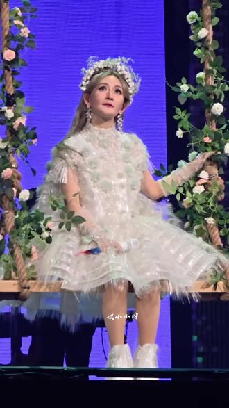 谢娜演唱会,简直就是一场青春聚会,快乐大本营是多少人的青春#谢娜演唱会 #演唱会 #明星 #快乐大本营