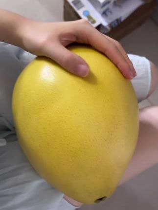爱上红宝石柚子!!皮很薄!剥起来好解压啊!水分超足!好甜啊!#红心蜜柚成熟了 #红心蜜柚 #现摘现发新鲜到家 #应季新鲜水果