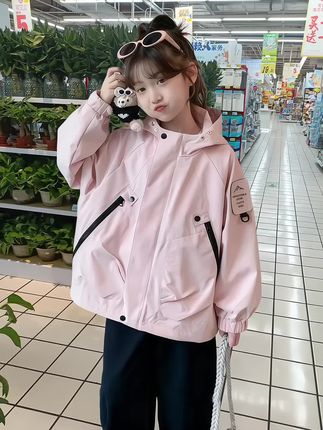 冲锋衣啊,每个孩子都得有一件,因为啥呢?他不光好穿,他特别好 #生女儿就要这样穿 #童装搭配每日更新 #甜美穿搭 #向往的生活9这样 #女孩也可以很帅气春秋款女童冲锋衣外套来了!洋气时髦的设计让宝贝成为户外焦点,超好看!防风面料舒适又耐用,给宝贝全方位的保护。独特的设计风格,展现宝贝的时尚魅力,无论是户外游玩还是日常穿搭都是绝佳选择,快来为宝贝添置新装备吧,让他们在春秋季节里活力满满!