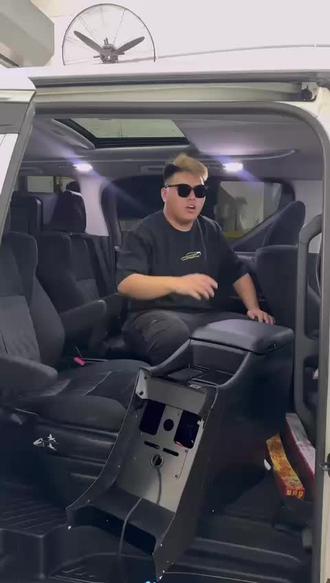 Alphard车主必看!中排加了这个,实用度直接翻倍!🚗✨
还在烦恼Alphard/Vellfire第二排东西没地方放?手机、饮料、纸巾总是散落一地?
一个 「中央扶手储物箱 Console Box」 就能完美解决!
✅ 好处一次看完:
1. 超强收纳 – 零碎杂物全部收进去,车内立刻整洁!
2. 超多功能 – 内置杯架+充电口+无线充电,甚至有小桌板!
3. 豪华升级 – 秒变“头等舱”,氛围灯一亮,质感满分!
4. 安心便利 – 急刹车不怕东西乱飞,还能当扶手,舒服~
5. 灵活选择 – 可滑动/可拆卸款,不影响进出第三排!
🌟 无论是家庭出游还是商务接待,有了它,舒适和方便都大大提升!
你的 Alphard 装了吗?😉
#丰田Alphard #Alphard改装 #保姆车升级 #ConsoleBox #车内收纳