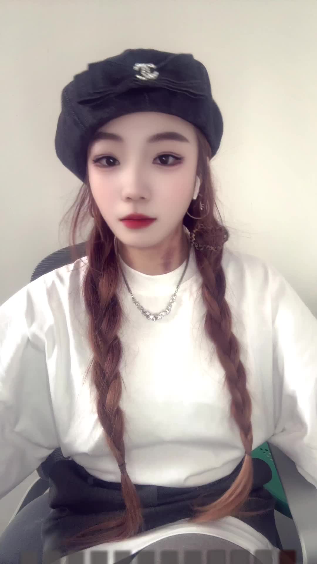 📸 今日份镜头捕捉 • 心情是自由的形状 滤镜是阳光给的,故事是自己写的✨ 偶尔沉迷颜值,经常相信氛围感🤳#心情要好生活要嗨 #自拍 #爱美的小丫头 #自信最美