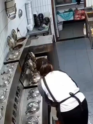 下辈子不做服务员了 太累了 这辈子拼了。#服务员#后厨清洗
