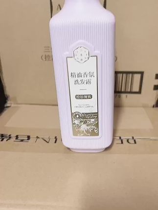 三生花精油香氛控油清爽洗发水,深层清洁头皮,去除多余油脂,持久留香48小时。 西班牙索维草精油与木棉花精粹,温和净澈发丝。 让头发蓬松轻盈,告别油腻烦恼,尽享清爽舒适体验。