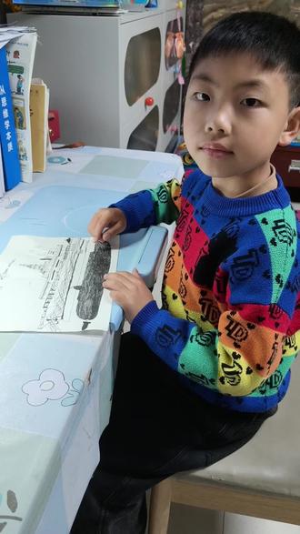 小家伙今天的画作让我惊艳了,没打草稿,刻在脑海的军舰和核潜艇轮廓,必须点赞👍🏻