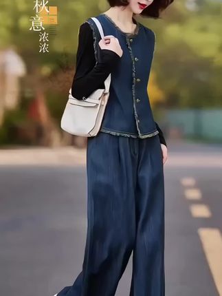 这是一款休闲港风复古牛仔套装,还是新款毛边背心宽松阔腿裤三件套,时尚百搭休闲漂亮#谁穿谁漂亮 #出游穿搭 #时尚气质穿搭 #减龄显瘦穿搭 #舒适穿搭 @DOU+小助手