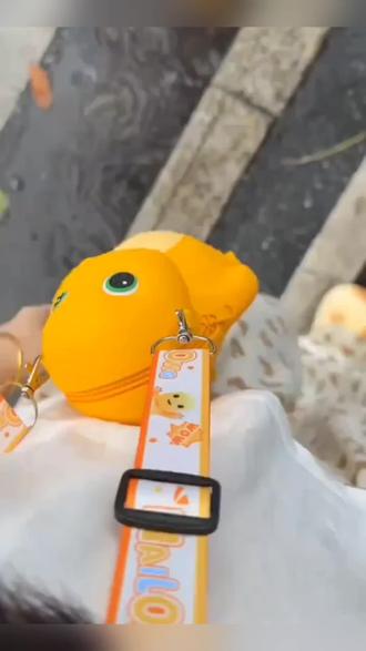 这只奶龙斜挎包真的萌到犯规!硅胶材质手感超绝,容量也超乎想象,出门背上就是行走的可爱暴击#可爱包包#儿童包包#奶龙包包 #好物推荐🔥