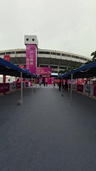 啦啦啦,今天来领物啦。大家可以打车到体育中心西门,#柳州 #马拉松 #柳州马拉松