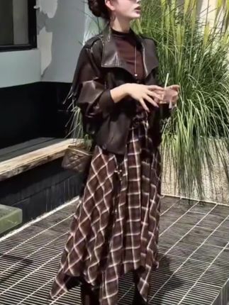 这条超火的复古格纹半身裙,真的太美了!设计特别,采用褶皱+不规则腰头的设计,高腰的款式,小个子女生也能轻松驾驭。不管是搭配卫衣、衬衫还是毛衣都很好看