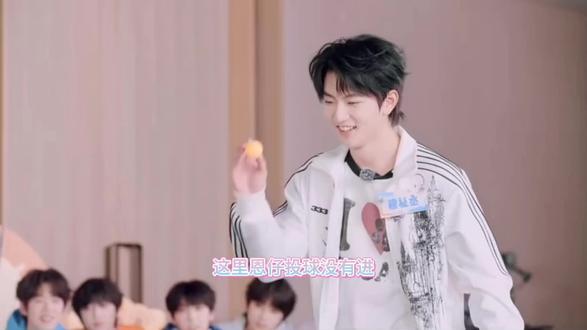 总结了一下两天族综的糖点
视频有点长,其实我还是想说,不能因为只是一个片段没有互动,就要去否认两个人之间的感情,族综是在北京合练后拍的,这个时候还没有彩排没有新音没有荣耀之战,以至于没有我们后来看到的那么熟这是很正常的事情,更何况在镜头面前两个小孩子这么多人关注着,他肯定是不敢有互动的,所以我希望大家理智看待,公司的发布顺序就是有问题,只要我们相信两个人会好好的就行了#豚馒 #杰丞#lm