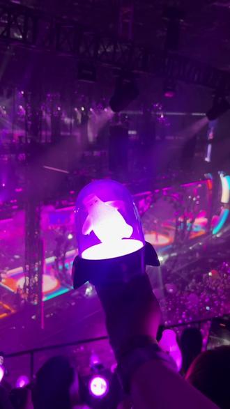 哎 我的应援棒怎么掉地上了#王源