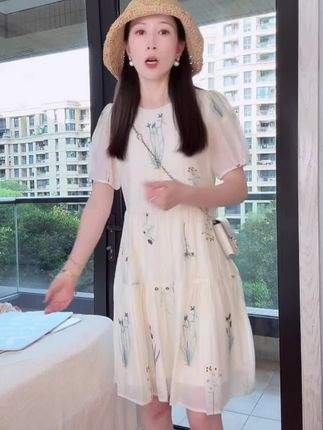 2025新款气质碎花法式温柔夏季小众显瘦绣花裙子设计感时尚连衣裙#面料舒适#优雅气质 #连衣裙