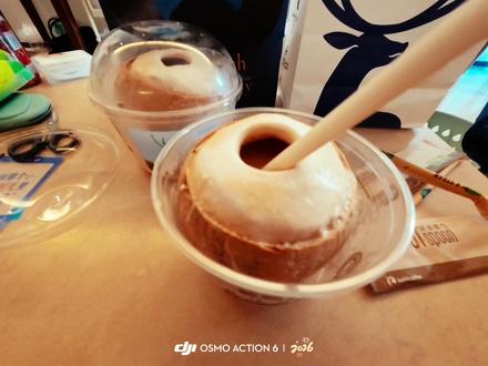 瑞幸新出的限量版一整颗生椰,甄选泰国丹嫩莎朵椰子🥥,早上收到推送立刻下单尝鲜,表面看是一整颗椰子,里面贴着椰子肉有一层冷冻的冰沙,然后灌上现做的生椰拿铁,一椰三吃,而且那个冰沙很久很久都不化,厉害👍每天限量供应,我下午再看已经售罄了,点单要趁早#瑞幸咖啡生椰拿铁 #瑞幸一整颗生椰 #唯美食不能辜负 #生椰拿铁5周年 #种草计划