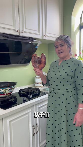 今年最后一波马肠子,老妈手把手教你怎么煮!这样做的马肠子香糯不腻、脂香浓郁,春节餐桌快安排上这道新疆正宗马肠子#新疆美食 #记录真实生活 #好物推荐 #熏马肠子