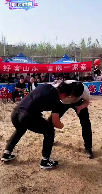 清明节,王涛和天亮再战
#摔跤表演 #摔跤@刘青年(团队招人) @武松插兜哥(毛洋洋)
