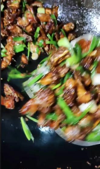 爆炒田鼠肉,香喷喷。