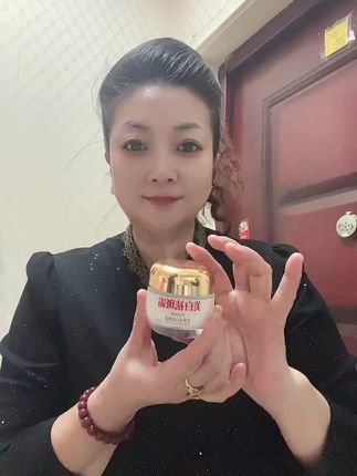 持证祛斑证书,用过的都知到好用,脸上有各种班班点点的都可以用,不管用管退,而且有运费险
