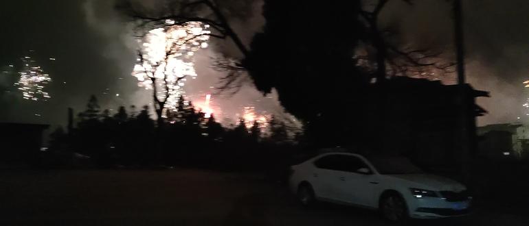 基东外公家过年,12点钟准时开财门敬灶神,烟花爆竹竞赛,不知道的还以为打仗!