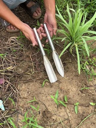 以后菜园子种菜除草,我们就用这套一体成型的不锈钢铲子,它坚硬耐用,使用非常轻便。我们用它菜地种菜、除草、松土园艺种花。