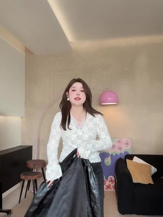 晶咕佳佳【纯系悸动】蕾丝贵气喇叭袖打底V领花边上衣显瘦纯欲气 #抖音入手的好东西 #无限回购的宝藏单品 #抖音好看计划 #挑战中式美学穿搭天花板 #微胖女孩夏天就要大胆穿