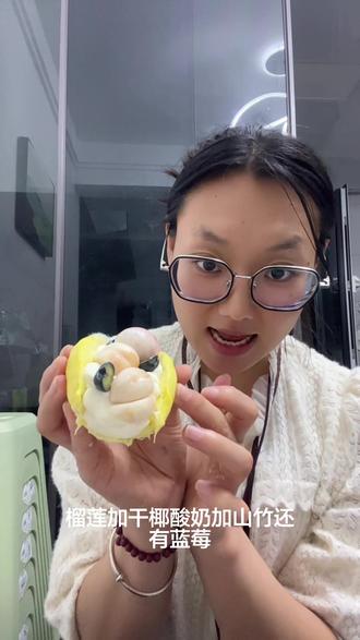家人们 超好吃 可以试试!明天出摊哦#辛犇犇 #辛犇犇创业记 #定州犇犇干噎水果夹 #榴莲山竹干噎酸奶 #榴莲山竹