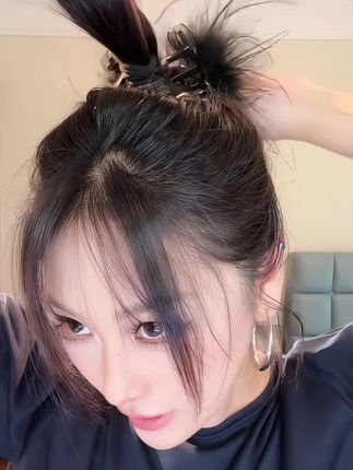 姐妹们,不管头发多头发少,都能用这款羽毛抓夹,别再披头散发的了,没气质!精致的女孩子都需要一个羽毛发夹的加持!!#精致女人必备 #美出高级感 #羽毛抓夹 #喷泉高马尾 #简单好看发型
