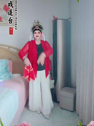 大家早上好,给大家唱一段黄金豆,一段戏#唱的不好别见笑 #美美的道具走一个 #想唱就唱想跳就跳 #想唱就唱起来