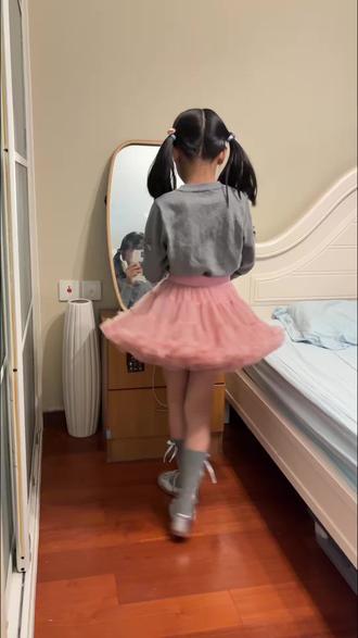 你们会给9岁小学生穿Tutu裙吗?我会!因为她真的好快乐吖#小公主的日常穿搭 #蓬蓬裙 #tutu裙 #女宝穿搭