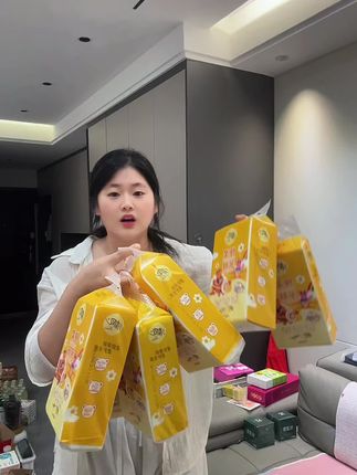 “清风wiggle 联名款抽纸,悬挂设计省空间!整整10包超值装,柔软强韧,居家必备,囤货趁现在!”#清风wiggle联名款 #抽纸 #清风