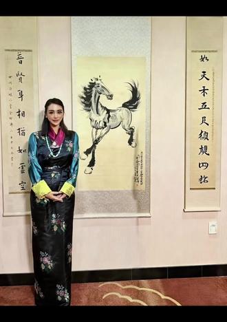 馬🐎上有錢
馬道成功
一馬當先
#真跡展覽地點:
深圳市 南山区
维多丽亚国际马术俱乐部二楼
💰 頂級精品——千萬至數億元
• 標誌性奔馬/歷史題材:2025年新加坡春拍晚年《奔馬圖》1.2億新幣;2024年《雙駿圖》2.4億港元;《愚公移山》協議成交2.09億元,單價約2612萬元/平尺。
• 經典油畫巨製:《奴隸與獅》等頂級油畫估值數億元;2025年香港佳士得《報恩寺》(34×41cm)400萬港元。
🎨 中端精品(數百萬至千萬元)
• 奔馬題材:2025年香港中信《馬》(133×68cm)4484萬港元,單價超500萬元/平尺;《秋風立馬》580.75萬元。
• 人物/禽鳥/獸類:2025年佳士得《群雞》(76.5×131.5cm)1270萬港元;1939年《雄獅》鏡心575萬元;《致曹锟雲山深澗》等突破千萬元。
✍️ 小品/普通題材(數十萬至數百萬元)
• 常見水墨小品、普通花卉、非核心題材:2025年嘉德《參孫與大莉拉》1035萬元;2025年12月《立馬·書法對聯》920萬元;一般寫意馬單價50-200萬元/平尺。#民族文化传承 #藏族服饰